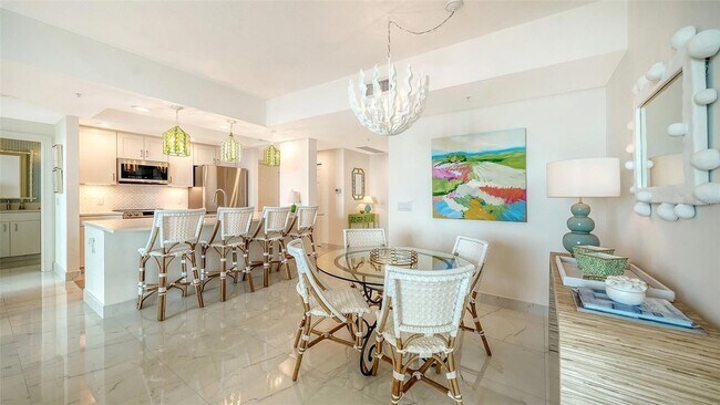 Building Photo - 800 N Tamiami Trl