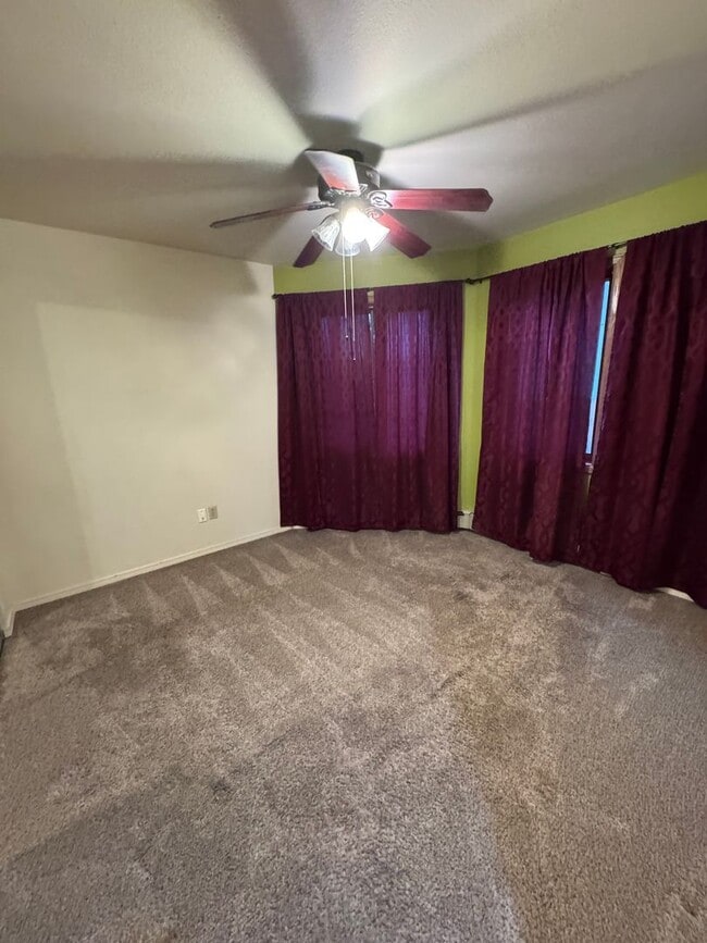 Building Photo - 2 bed/ 1 bath condo in UMED