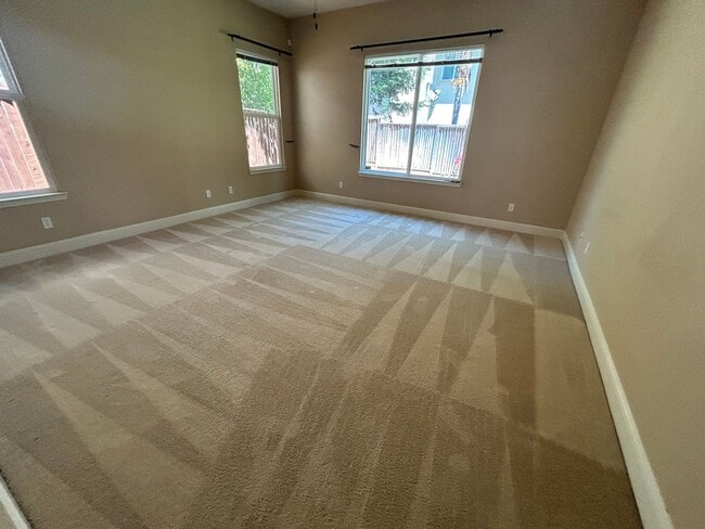 Building Photo - Nice Oakdale home on corner lot