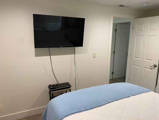 Building Photo - 808 WA-150