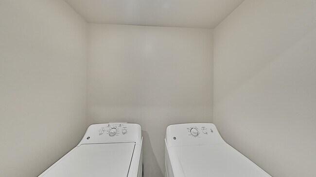 Building Photo - 2 Bedroom 2 Bath 2 Car Garage Duplex with ...