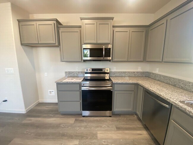 Building Photo - 3/2.5 home in Private Gated Community with Yard