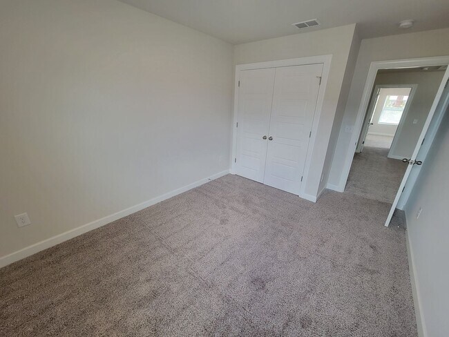 Building Photo - 3 Bed, 2 Bath Townhome Available in Berea