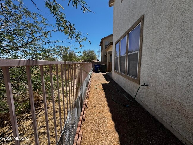 Building Photo - 1133 S Pantano Overlook Dr