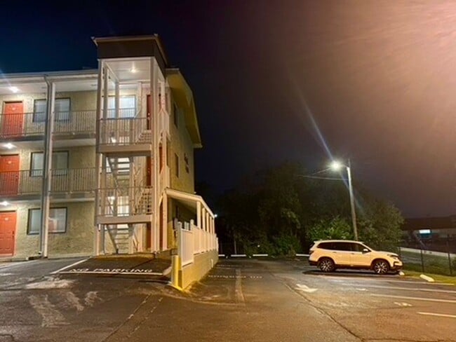 Building Photo - Fully Furnished Month to Month Condo Convenient to FSU Downtown Tallahassee