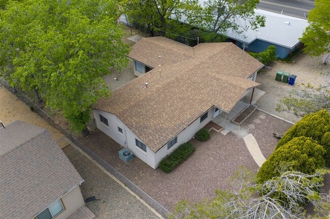 Building Photo - 3 bedroom,1.5 bath with 1 car garage close to schools, hospital and shopping!
