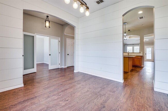 Building Photo - Amazing 3 Bed, 2 Bath Rental Available in ...