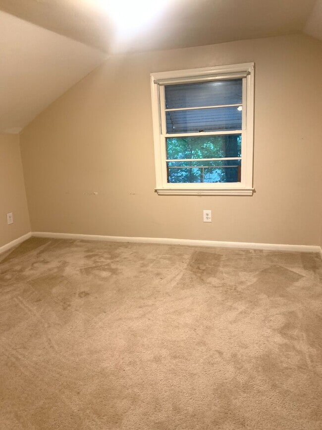 Building Photo - 4 bedroom single-family house near Cameron...