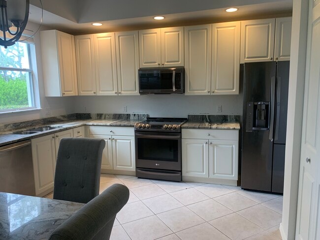 Building Photo - 1455 Mariposa Cir