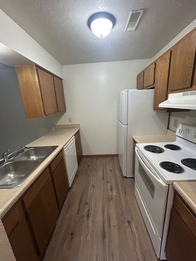 Building Photo - 2 bedroom 1 bath, middle floor apartment w...