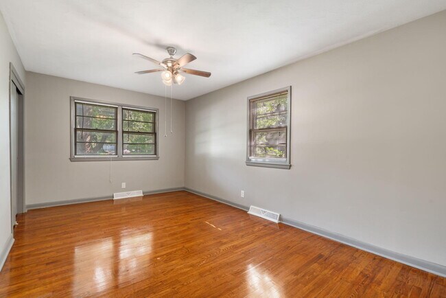 Building Photo - 938 E Lindberg St