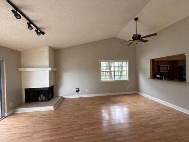 Building Photo - 2Bed, 2 Bath, Garage,Fireplace, &amp; Comm...