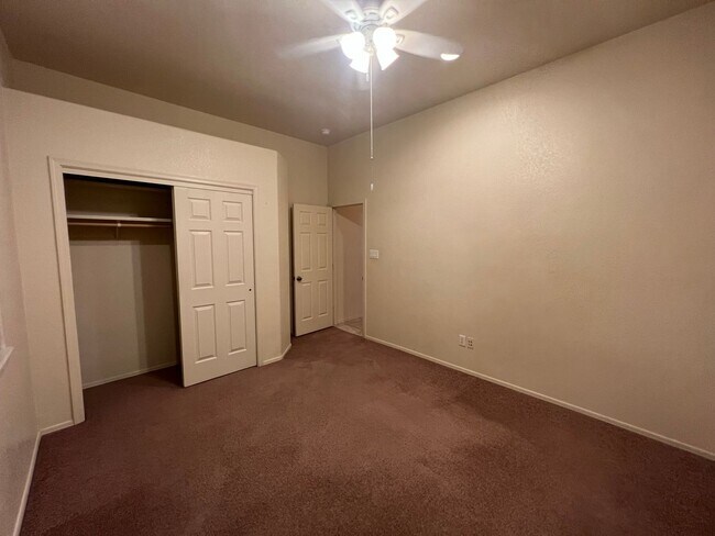 Building Photo - 4 BED POOL HOME!