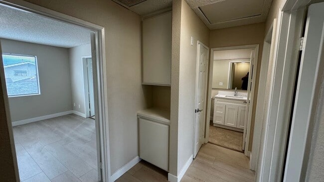 Building Photo - Modern Renovated 3-Bedroom Townhome in Gated Montclair Community | Pet-Friendly | 2-Car Garage | ...