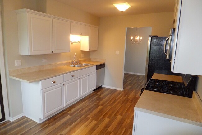 Building Photo - 905 Knottingham Dr