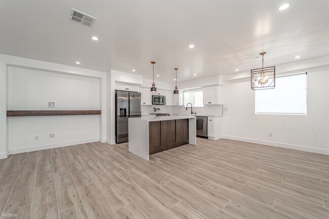 Building Photo - 3 br, 3 bath Duplex - 10224 La Reina Avenu...