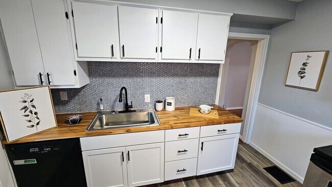 Building Photo - Remodeled Clintonville Cape Cod w/Private Yard & Garage!