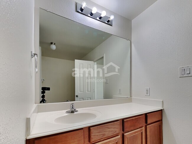 Building Photo - 10025 Quail Glen Dr