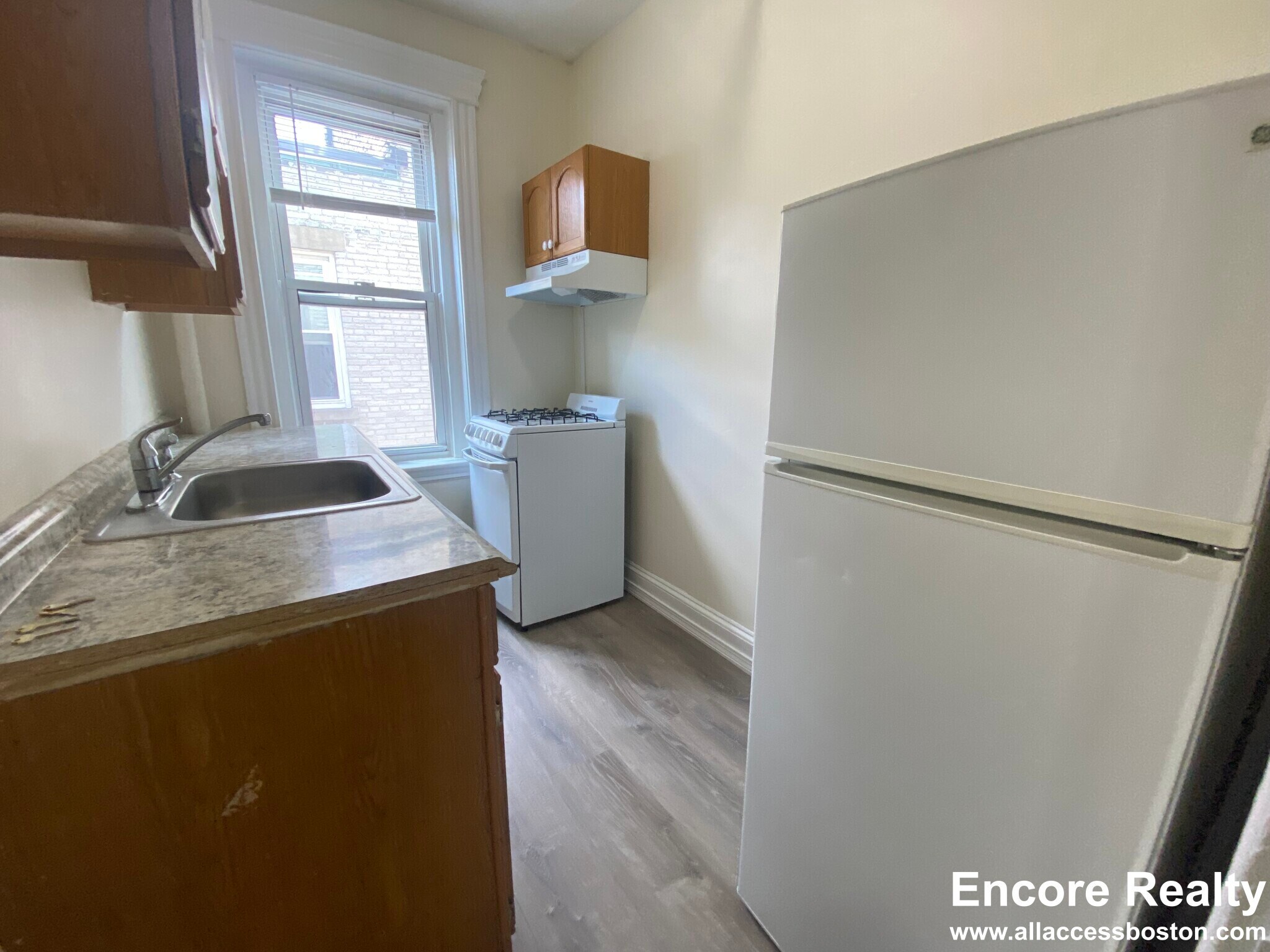 Building Photo - 364 Riverway