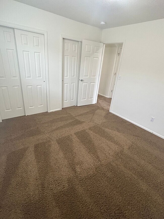Building Photo - Beautiful 3 Bed 2.5 Bath - 2 Story Home in...