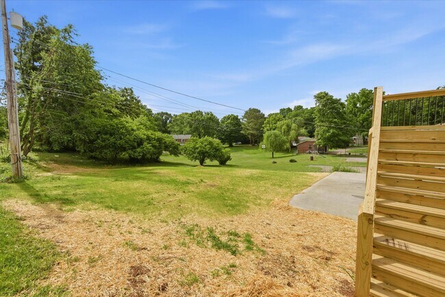 Building Photo - 221 Clearview Dr