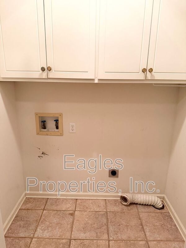 Building Photo - 107 Roundtree Ln