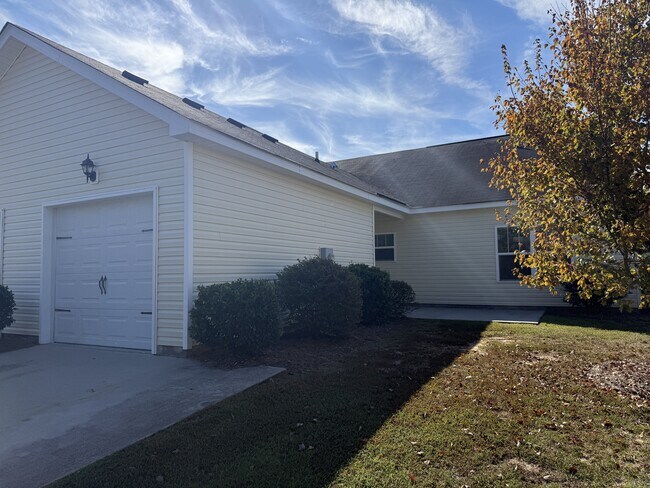 Building Photo - 600 Trellis Square