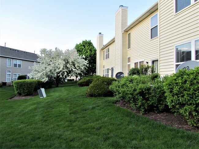 Building Photo - 1542 E Chivalry Ct
