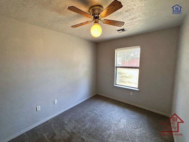 Building Photo - 1302 SW Texas Ave