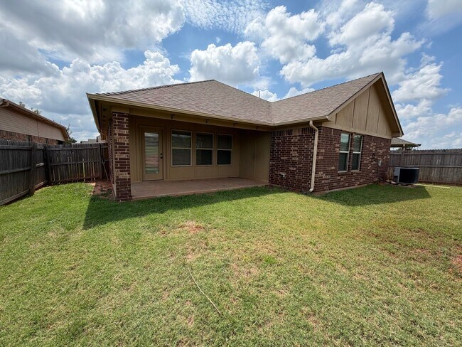 Building Photo - Beautiful and Cozy 3bed/2bath with an Office Available in North Norman!