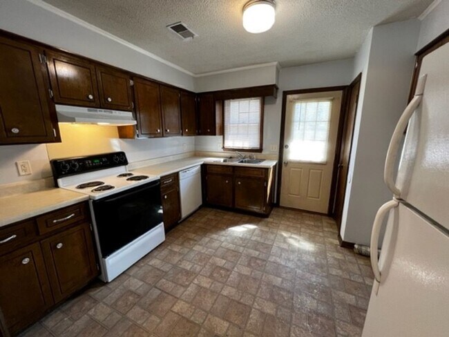 Building Photo - Bentwood Cir 157 &amp; 159