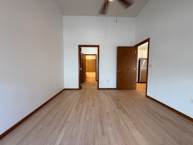 Building Photo - Gorgeous 1 Bedroom +Lofted Den Apartment in Avondale - Laundry In Unit!