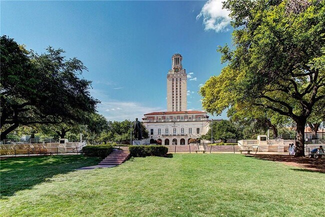 Building Photo - Centennial West Campus - Prime Time - 3BD/ 2BA - 1200 Sq ft - 1 Block to UT Campus - 2 Covered Pa...