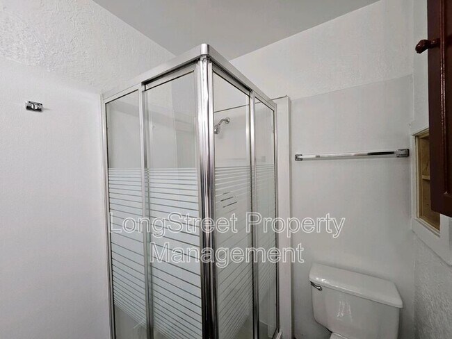 Building Photo - 634 SW Grant St.