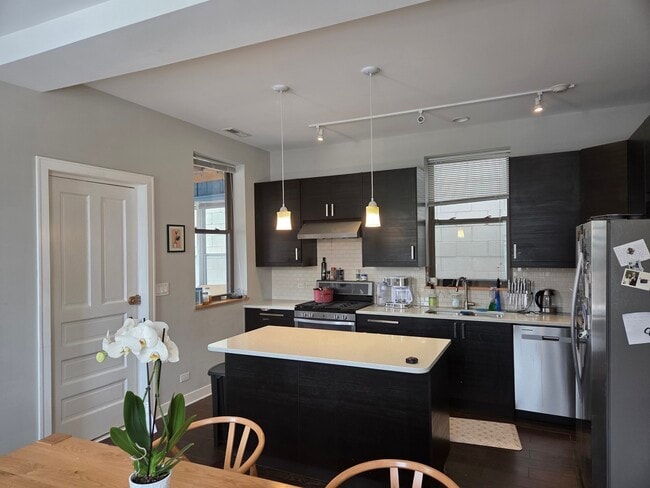 Building Photo - 2037 N Damen Ave