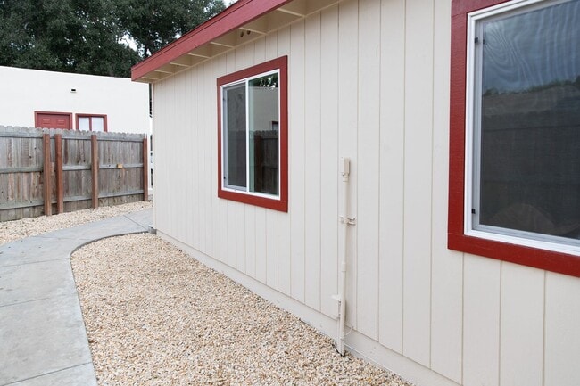 Building Photo - Recently Remolded Unit  2 bed/1 bath in South Salinas