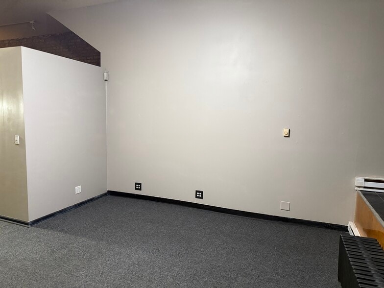 Building Photo - 840 N California Ave