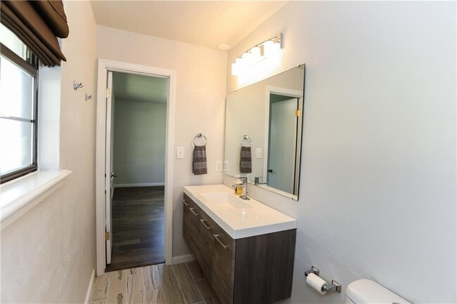 Building Photo - 1005 Robin Haven Dr