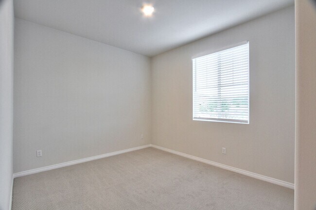 Building Photo - 5 BEDROOMS SOLAR AUDIE MURPHY RANCH