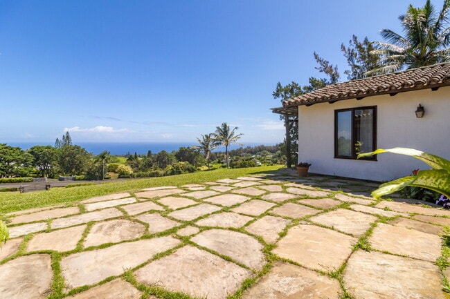 Building Photo - Furnished Spacious Hawaii Retreat with Sweeping Ocean Views