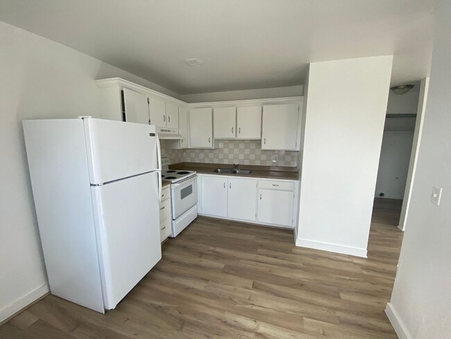 Building Photo - 2517 S Lakecrest Dr