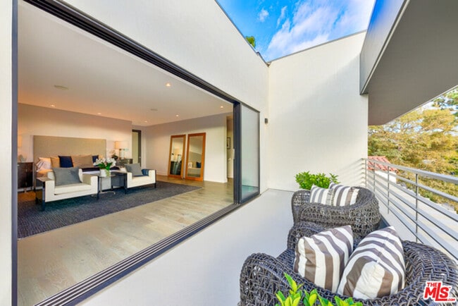 Building Photo - 2030 Talmadge St