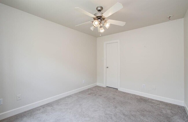 Building Photo - 624 E 39th St