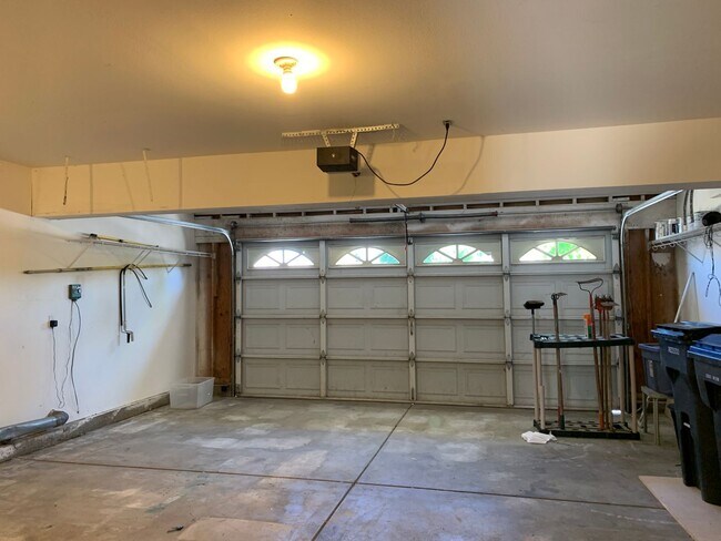 Building Photo - Newly updated 3 bedroom home in Menifee av...