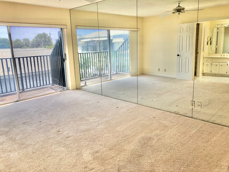 Building Photo - 1194 Hillsboro Mile