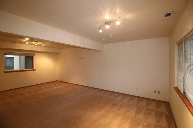 Building Photo - 3 Bed 2.5 Bath - Shannon Forest - Hillcrest - Pet Friendly - NAS Whidbey