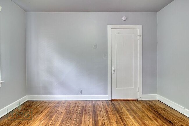 Building Photo - MOVE IN SPECIAL!!