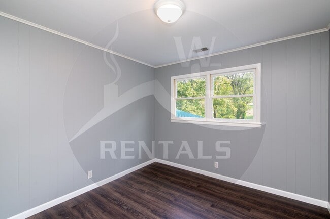 Building Photo - Beautifully remodeled 4 bedroom 2 bath home in Sylva available for year-long lease $2000 a month