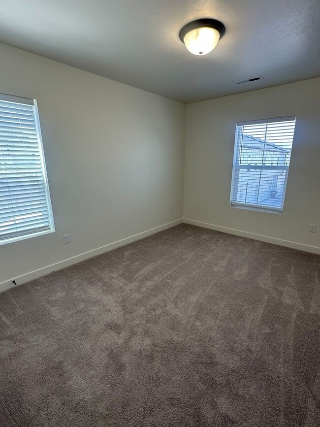 Building Photo - GORGEOUS EAGLE MOUNTAIN TOWNHOME!!!