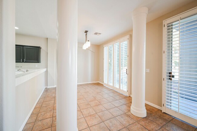 Building Photo - Beautiful 2 bd/2 bath condo in luxury gated Summerlin community ON TPC GOLF COURSE